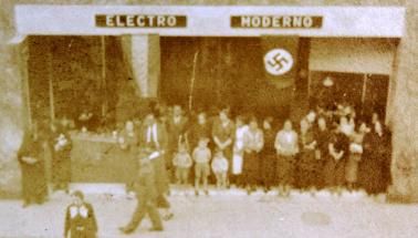 Manifestación nazi en Triana ante Electro Moderno en 1937 (Gelatina bromuro). La obra de Betancor hace un recorrido en uno de sus capítulos al espionaje fotográfico en Gran Canaria. Archivo de fotografía histórica de Canarias.