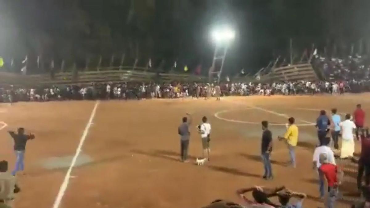 Captura de vídeo del momento que una grada cae durante un partido de fútbol en Malappuram, estado de Kerala, India