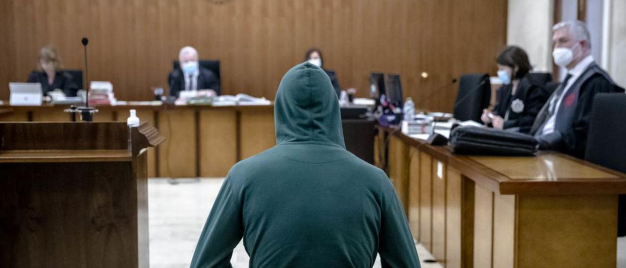 El condenado por abusar de la hija de su pareja, en el juicio.