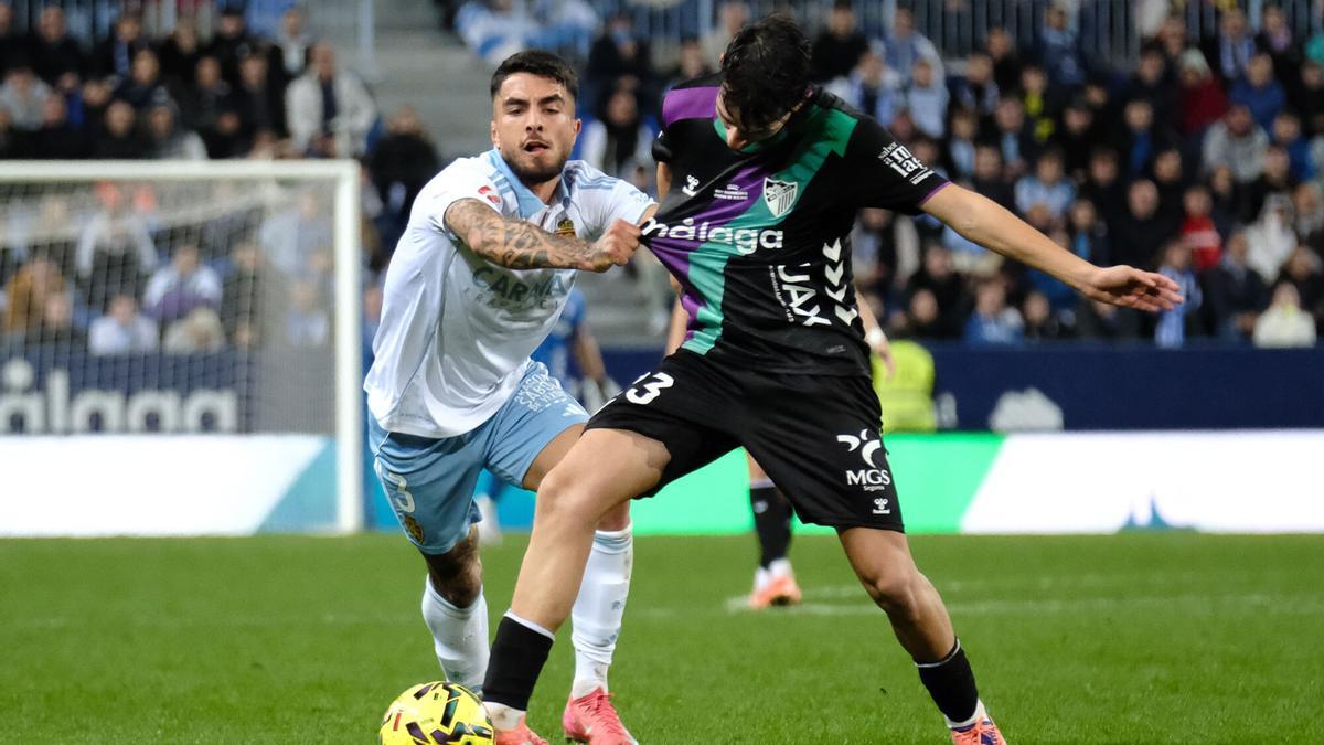 Izan Merino pugna por un balón ante el Zaragoza.