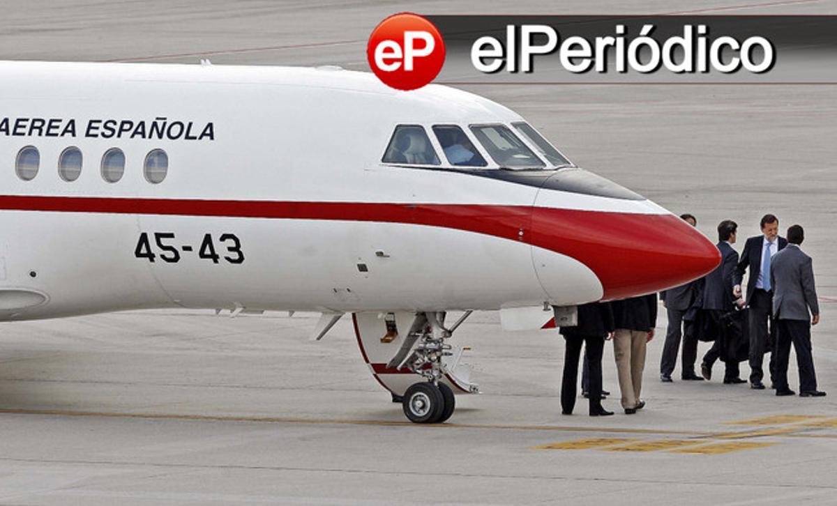 Rajoy, a l’arribar a l’aeroport de Vigo a bord de l’avió oficial, ahir. Rajoy, a l’arribar a l’aeroport de Vigo a bord de l’avió oficial, ahir.