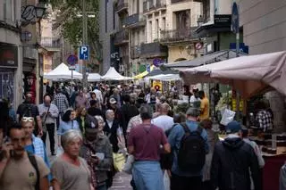 La histórica feria de Sant Ponç resiste en el Raval con menos paradas y escaso relevo: "Antes había puestos a ambos lados de la calle"