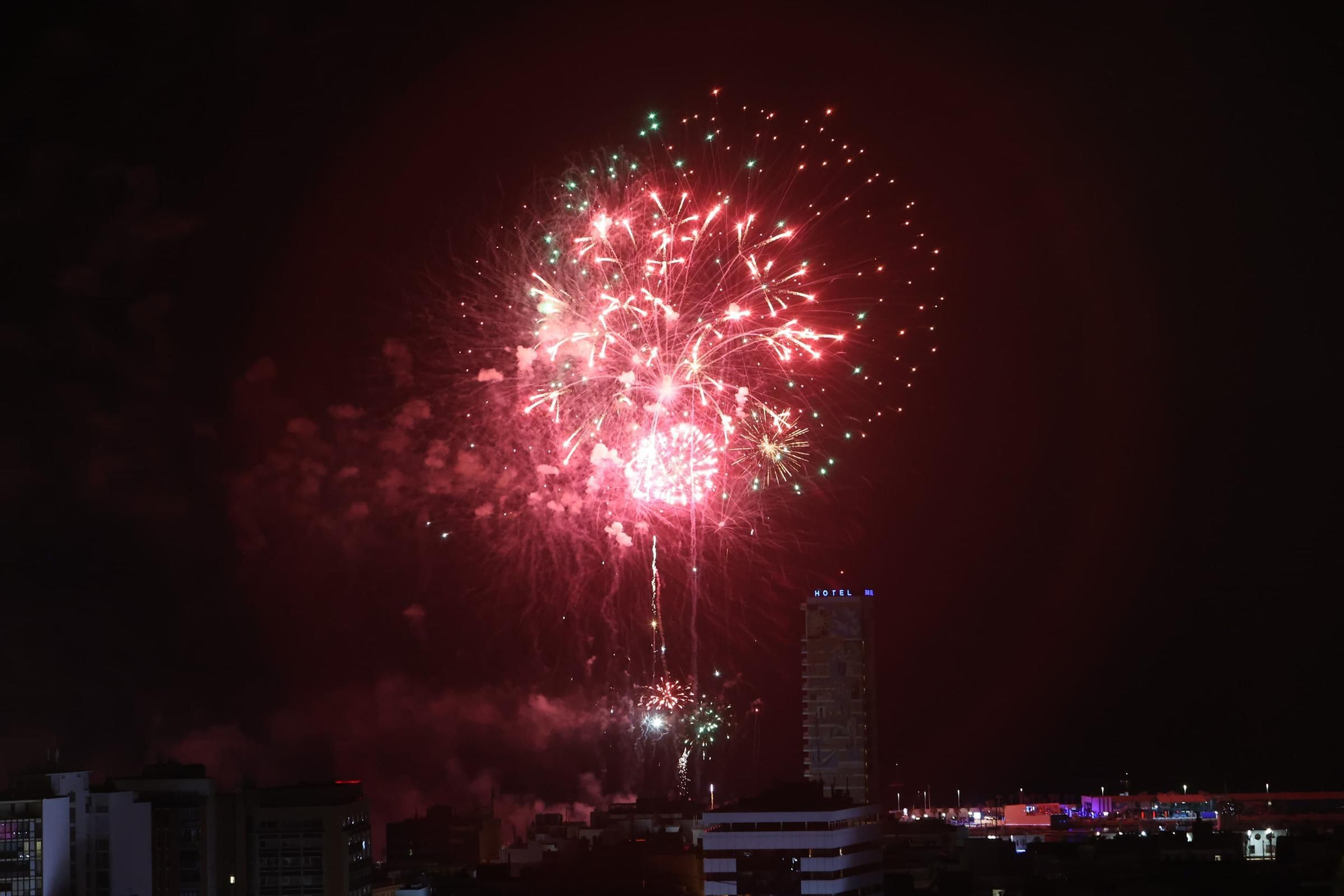 Así ha sido el espectáculo de la pirotecnia Gironina desde el Castillo de San Fernando en Alicante