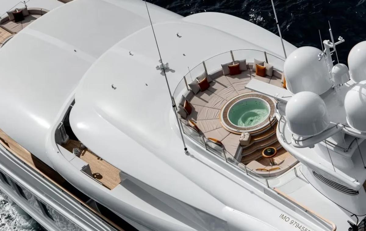 Synthesis, el superyate del magnate multimillonario del póker que fondea en Ibiza