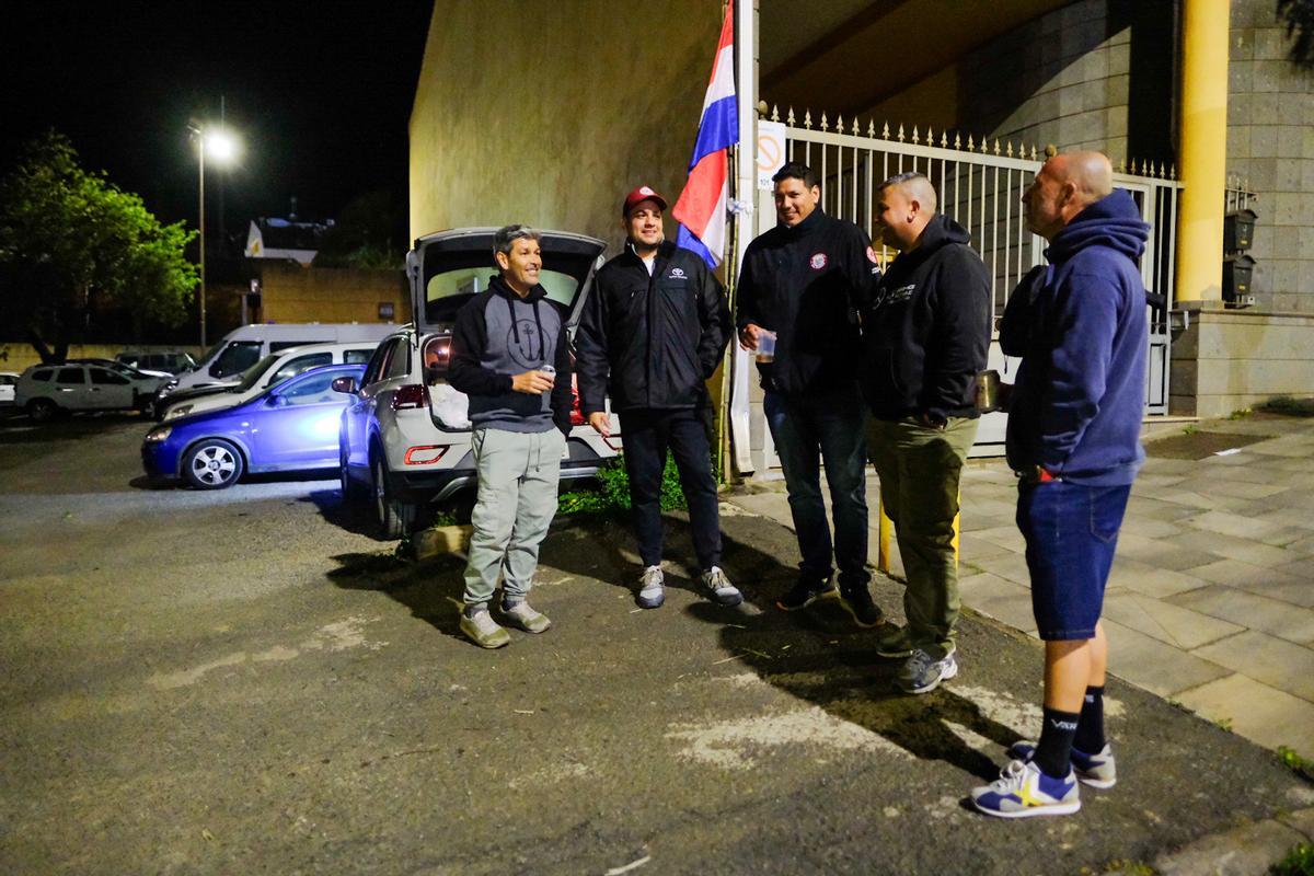 Mario, el primero a la izquierda, junto a su grupo de amigos