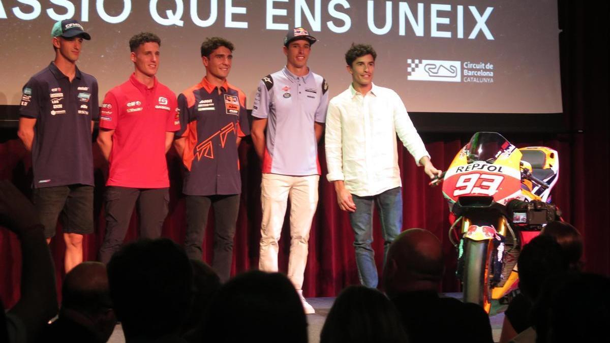 Un grupo de pilotos, encabezados por Marc Márquez, a la derecha, presentaron hoy el GP de Catalunya de este fin de semana.