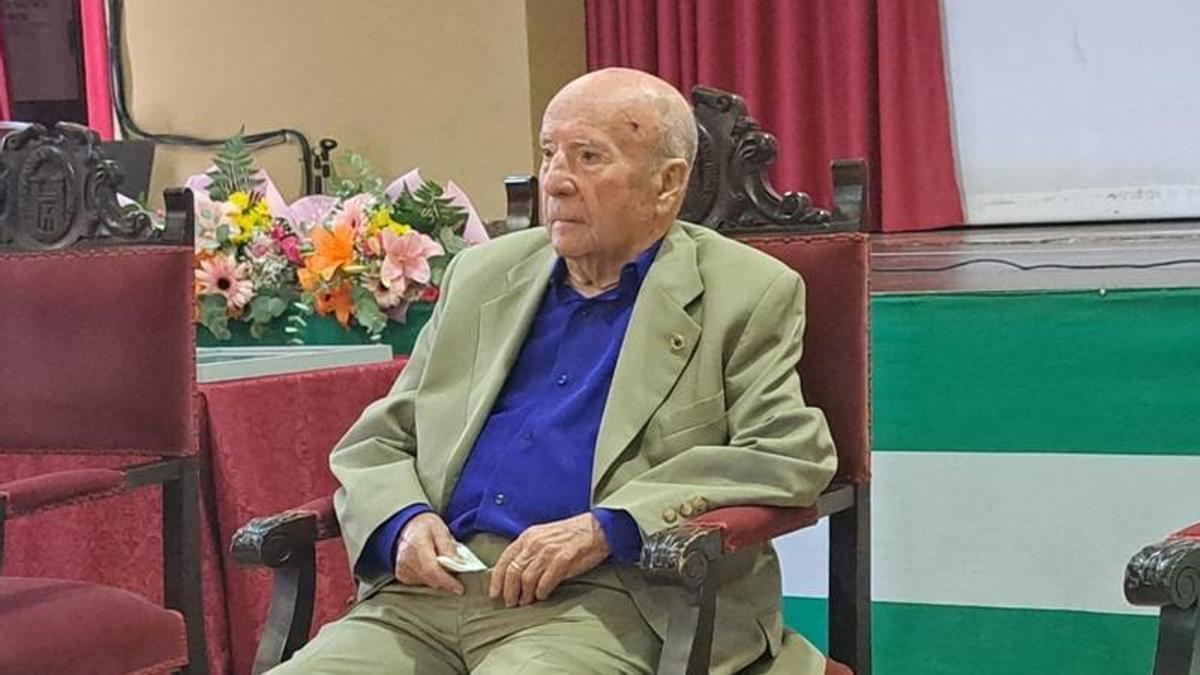 Juan Ureña, durante el homenaje que le brindó el Ayuntamiento de Fernán Núñez.