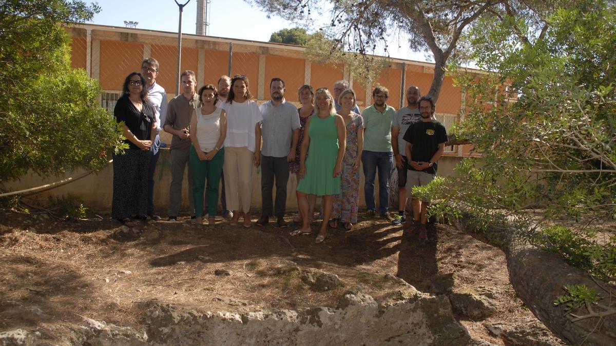 Las autoridades posan en el entorno de la cueva.