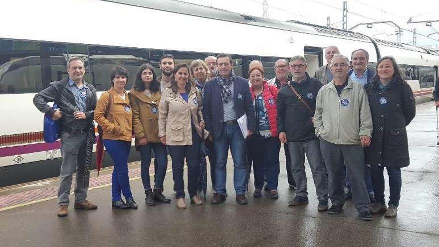 Bará y otros miembros del BNG, ayer, en la estación. // FdV