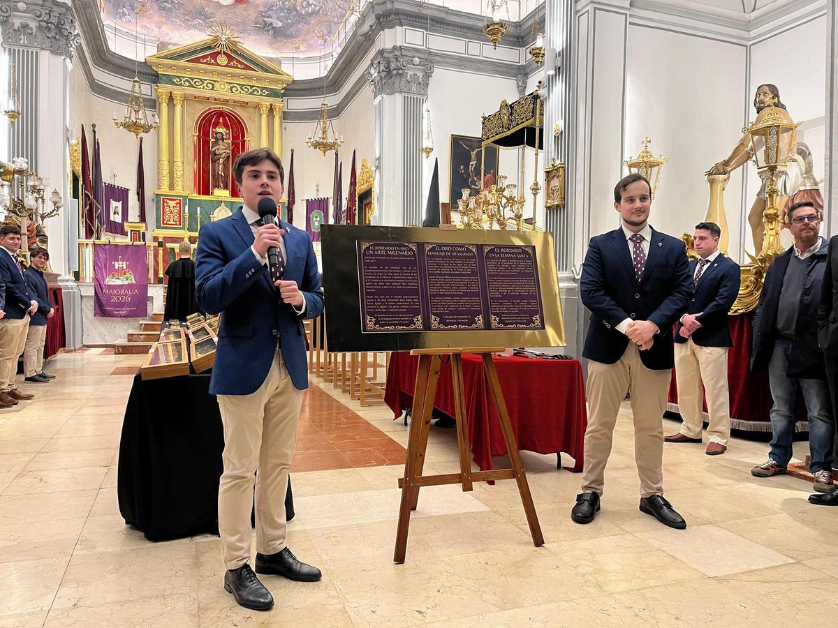 El clavario, al presentar la muestra.