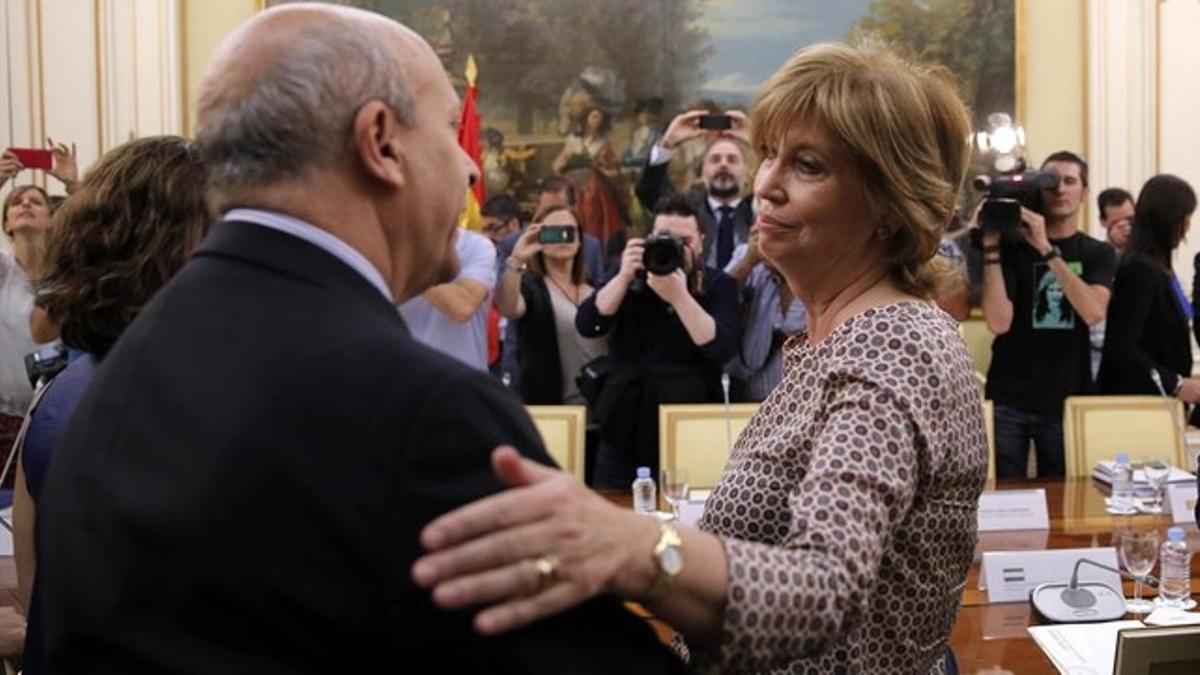 Jose Ignacio Wert, exministro de Educacion, e Irene Rigau, Consellera de Bienestar Social, en una reunion el pasado año de la Conferencia Sectorial de Educacion.