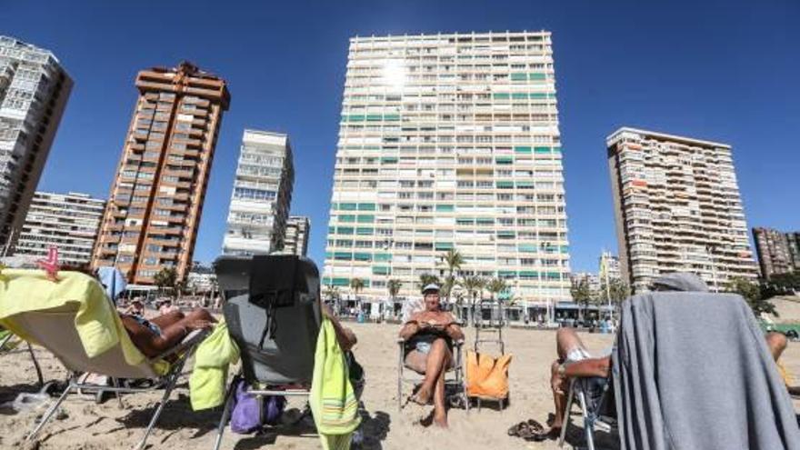 Turistas en la playa de Levante de Benidorm, localidad con el mayor número de apartamentos turísticos que escapan al control.