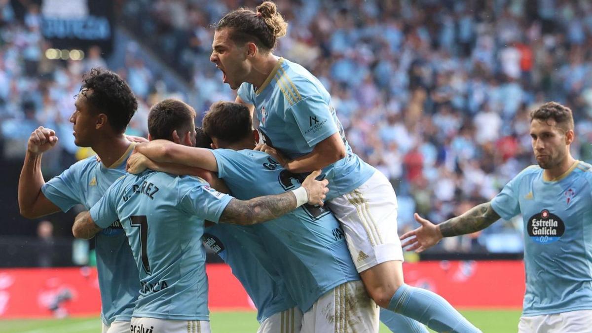 Tapia, Carles, Gabri y Miguel celebran el gol del catalán al Girona. |  // RICARDO GROBAS