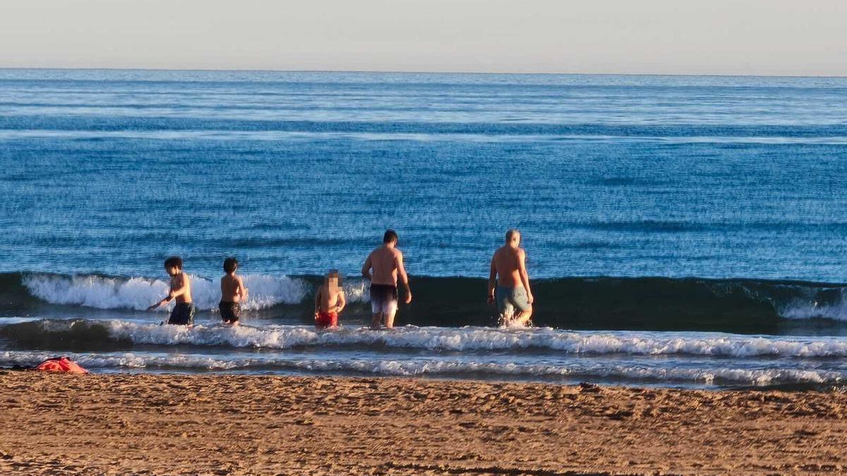 Un grupo de gente en la playa en Benicàssim, este sábado.
