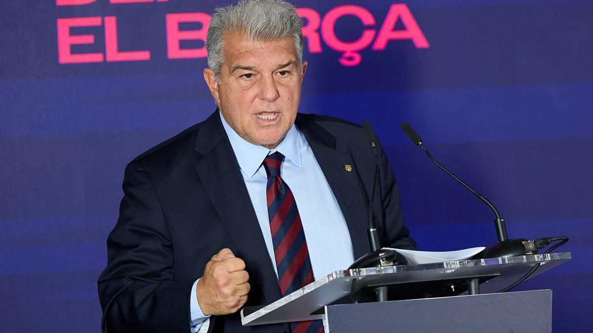 Laporta y sus catorce directivos posan ante los fotógrafos y las cámaras en la sede electoral