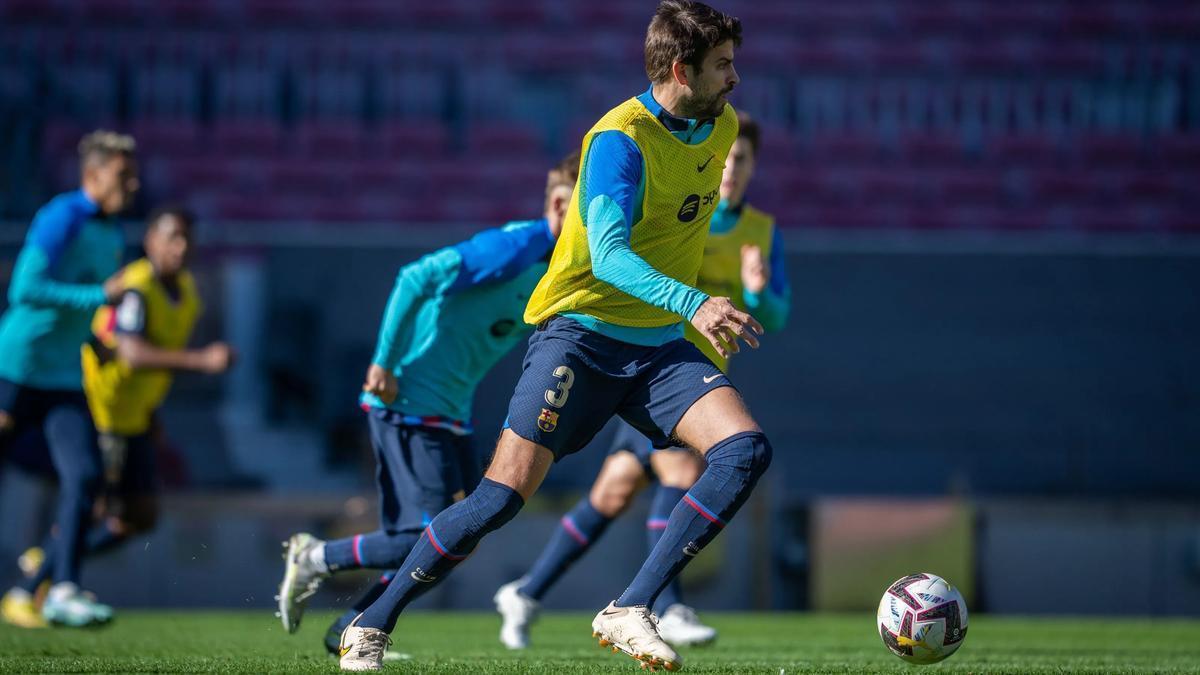 Piqué, en el entrenamiento del Barça realizado en el Camp Nou previo a su partido de despedida.