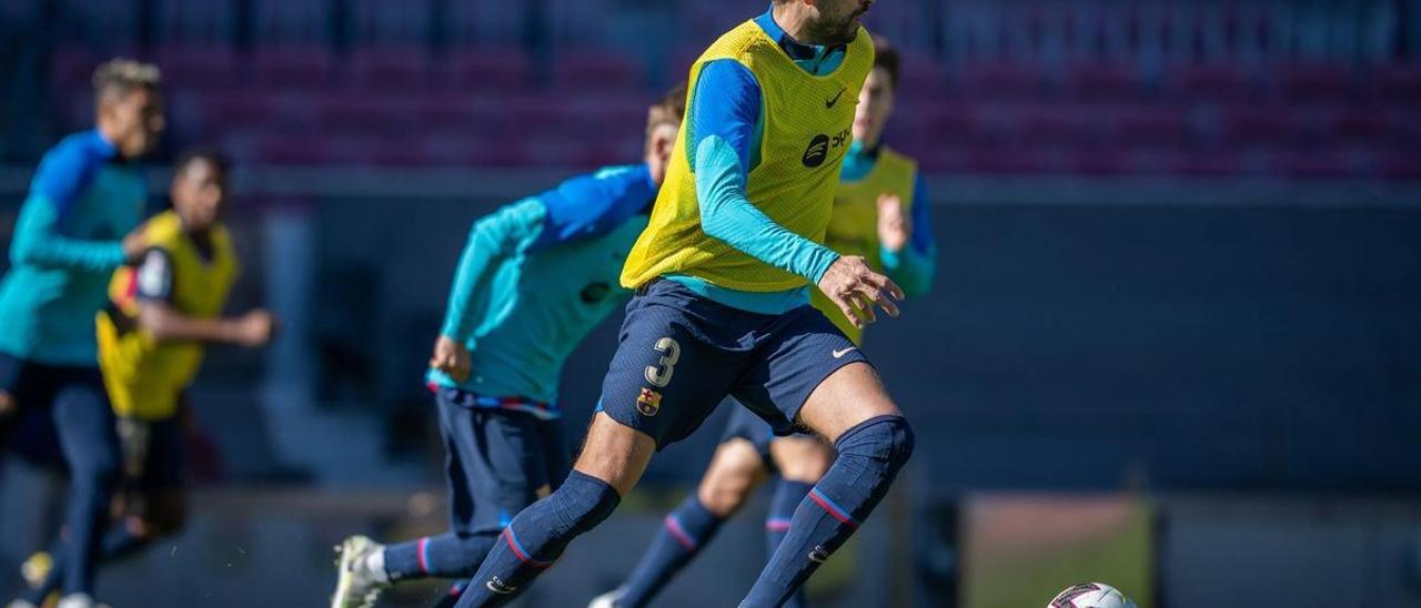 Piqué, en el entrenamiento del Barça realizado en el Camp Nou previo a su partido de despedida.