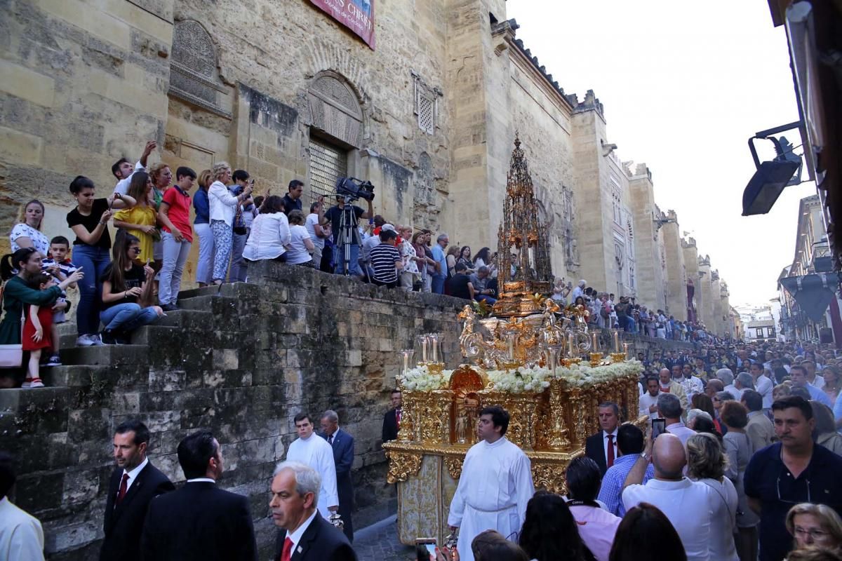 El Corpus recorre las inmediaciones de la Mezquita-Catedral