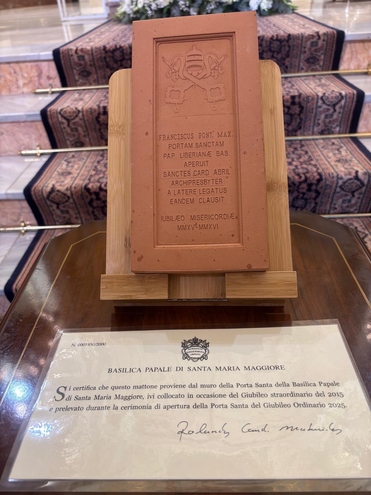 Detalle del ladrillo de la puerta santa numerado.