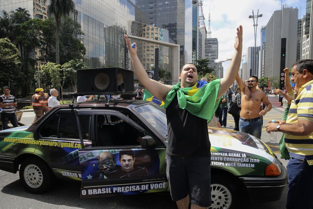 Cientos de brasileños se han concentrado a las puertas del palacio en el que Lula da Silva tomaba posesión como nuevo ministro del gabinete de Rousseff.