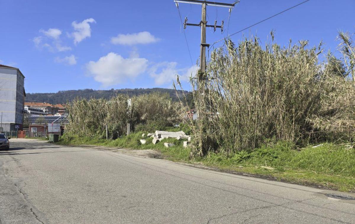Estado actual de los terrenos de urbanización en la rúa Raíñas. | G. NÚÑEZ