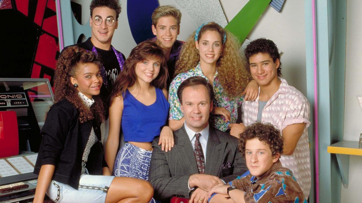El reparto de 'Salvados por la campana': Elizabeth Berkley, Mark-Paul Gosselaar, Tiffani Thiessen, Ed Alonzo, Dustin Diamond, Dennis Haskins, Mario Lopez, and Lark Voorhies in Salvados por la campana (1989) PersonasElizabeth Berkley, Mark-Paul Gosselaar, Tiffani Thiessen, Ed Alonzo, Dustin Diamond, Dennis Haskins, Mario Lopez y Lark Voorhie.