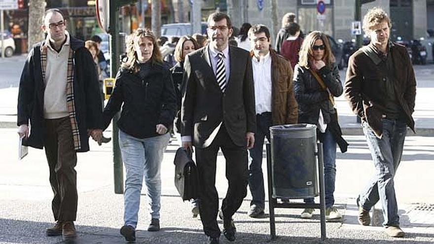 Tres de les famílies que ahir van testificar, en companyia del seu advocat Carles Monguilod.