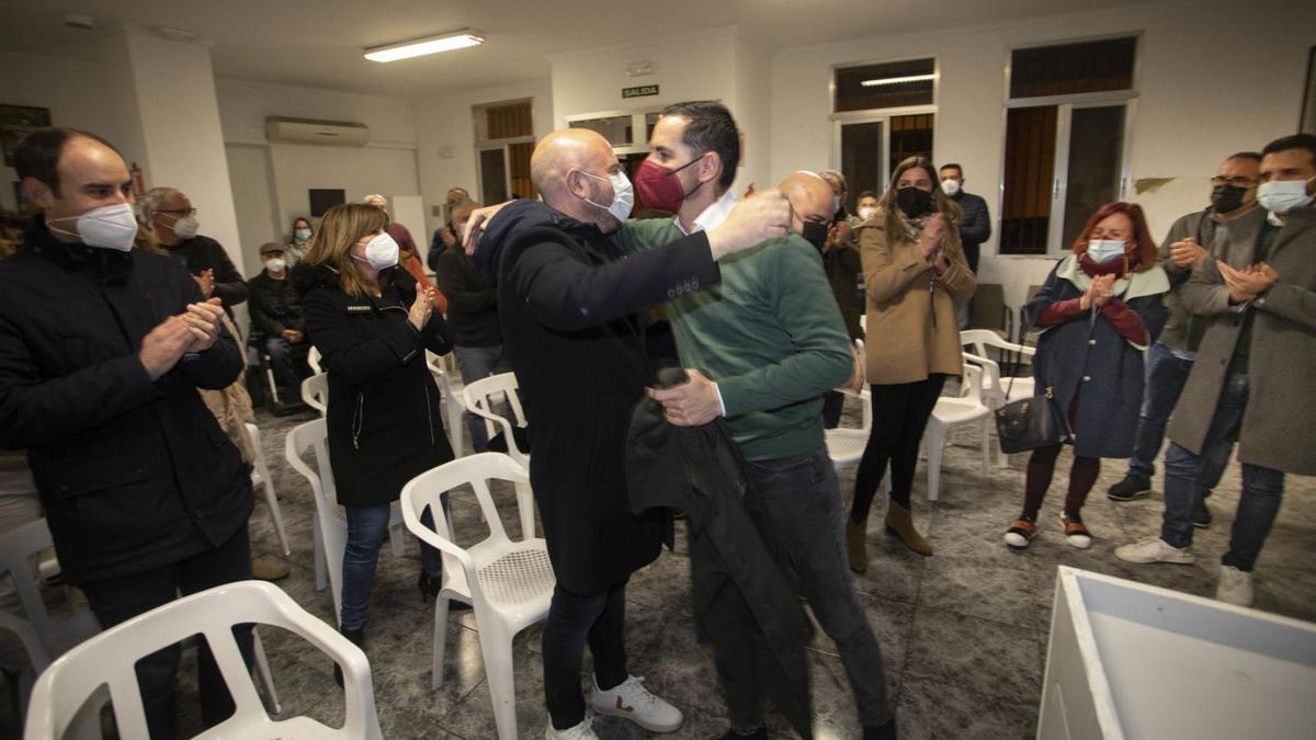 El presidente de la Diputación, Toni Gaspar, abraza a Carlos Fernández Bielsa. | DANI TORTAJADA