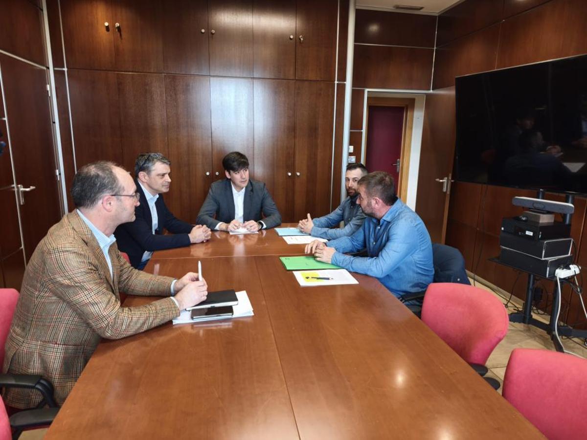 Foto de archivo de la reunión que mantuvo el consejero de Ciencia, Industria y Empleo, Borja Sánchez, el pasado 18 de marzo con representantes de la  propiedad y de la dirección facultativa de TYC Narcea.