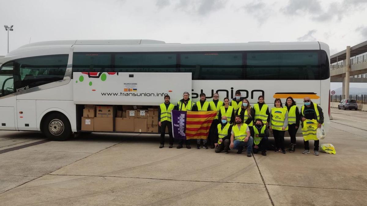 Voluntarios mallorquines antes de emprender viaje ante el autobús cargado con material. | DM