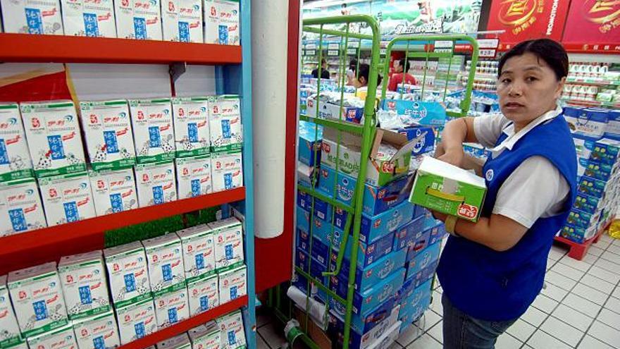 Una empleada repone productos lácteos en un supermercado de Qingdao, en la provincia de Shangdong (China), el 19 de septiembre de 2008. EFE/Wu Hong