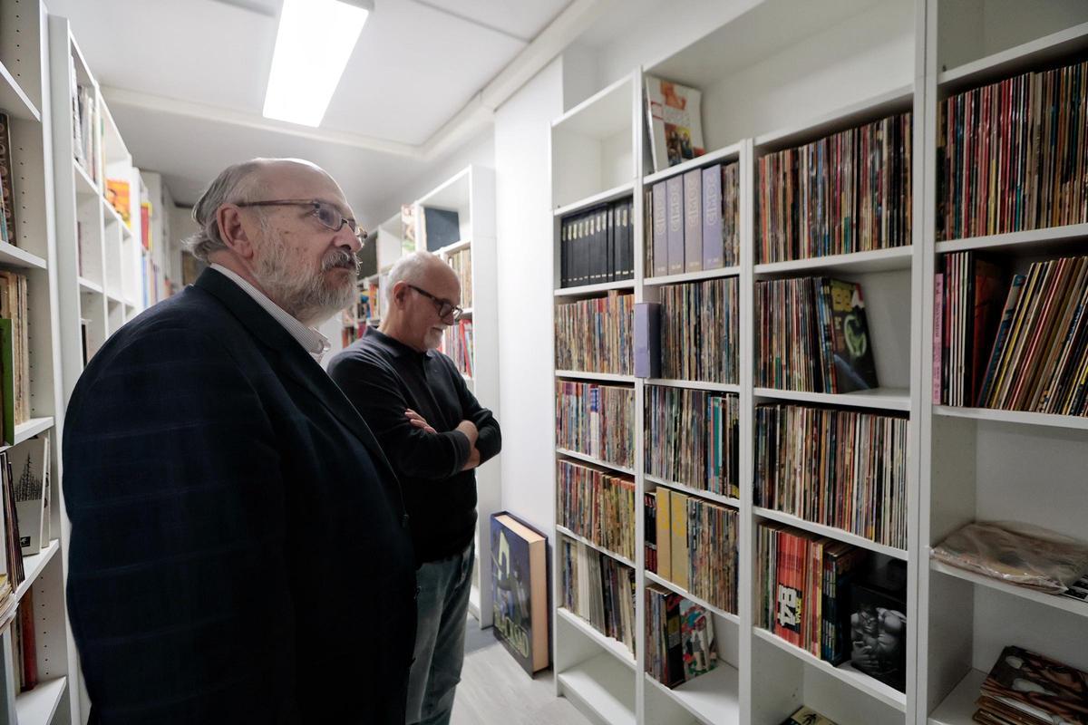 El presidente de la Fundación Cine+Cómics, Paco Pomares, junto a JL Martín, en la biblioteca más grande de España.
