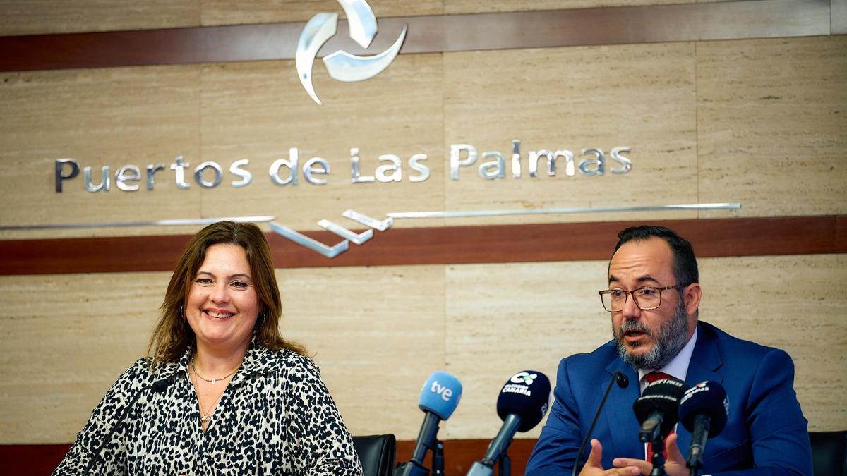 La presidenta de la Autoridad Portuaria, Beatriz Calzada, y el capitán marítímo de Las Palmas, Ignacio Gallego