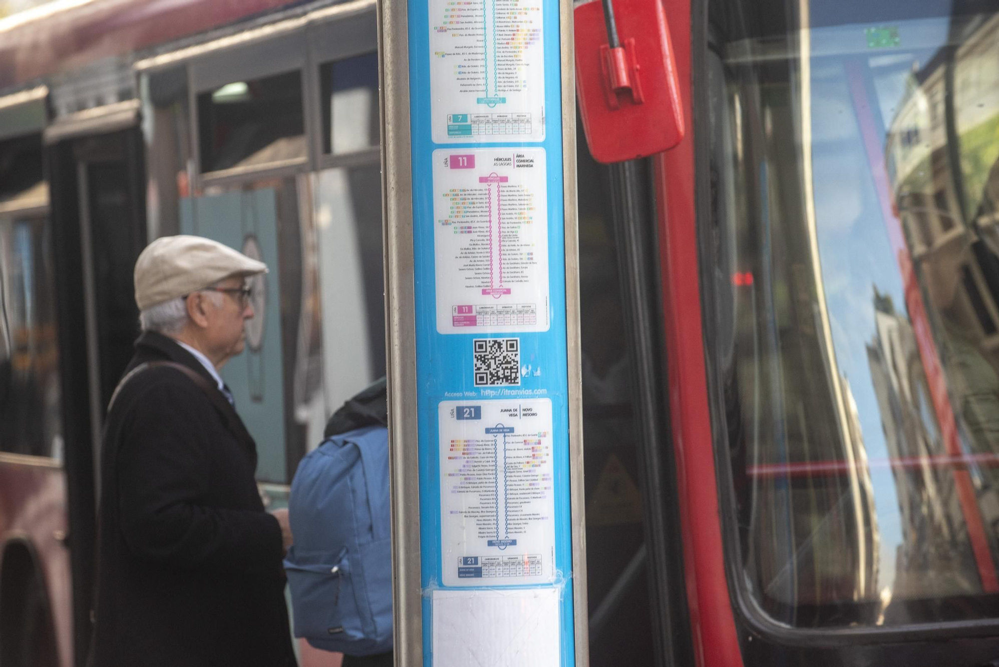 Huelga de transportes en A Coruña: retrasos y colas en las paradas