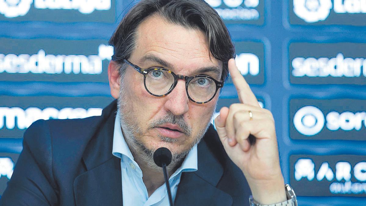 Quico Catalán, anunciando que dimitirá como presidente del Levante UD