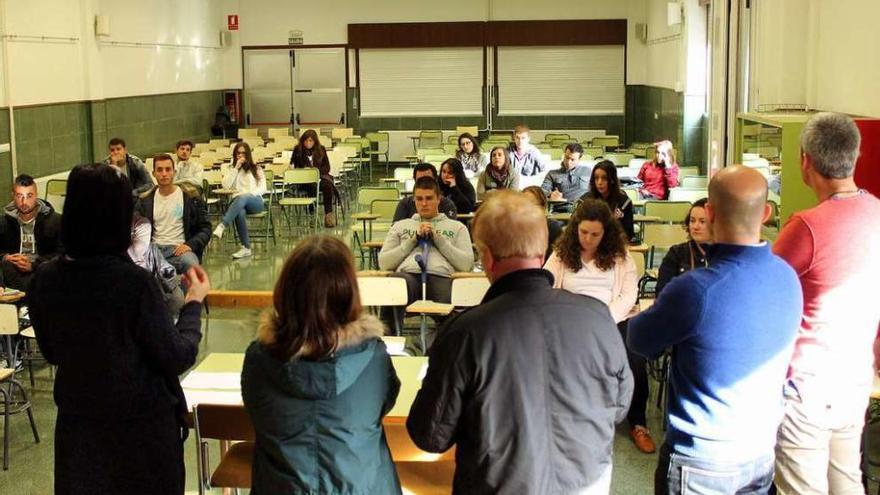 Alumnos y docentes del nuevo ciclo medio de Emerxencias, ayer, en el IES Antón Losada.// Bernabé / N.Porta