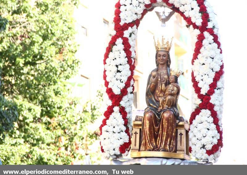 GALERÍA DE FOTOS -- Vila-real se vuelca en la procesión a la ermita