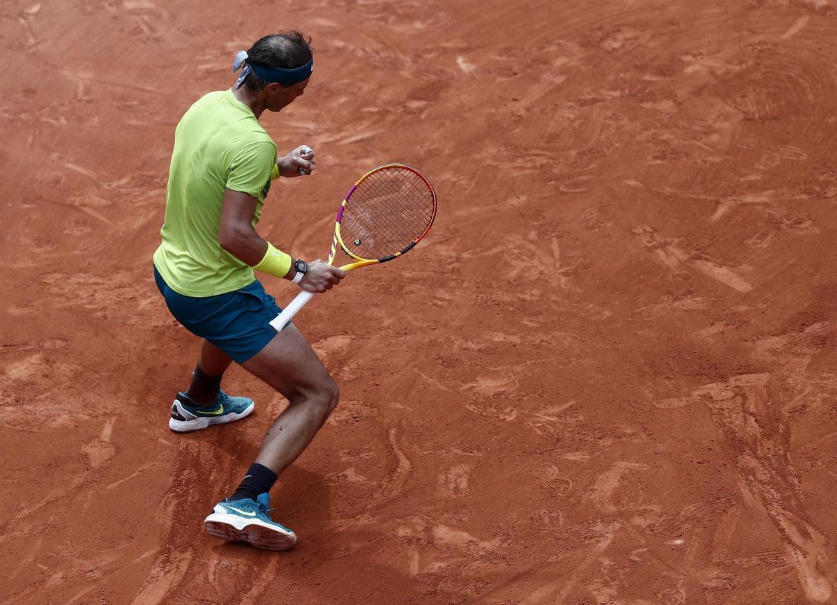 Paris (France), 05/06/2022.- Rafael Nadal of Spain plays Casper Ruud of Norway in their Menís Singles final match during the French Open tennis tournament at Roland ?Garros in Paris, France, 05 June 2022. (Tenis, Abierto, Francia, Noruega, España) EFE/EPA/MOHAMMED BADRA