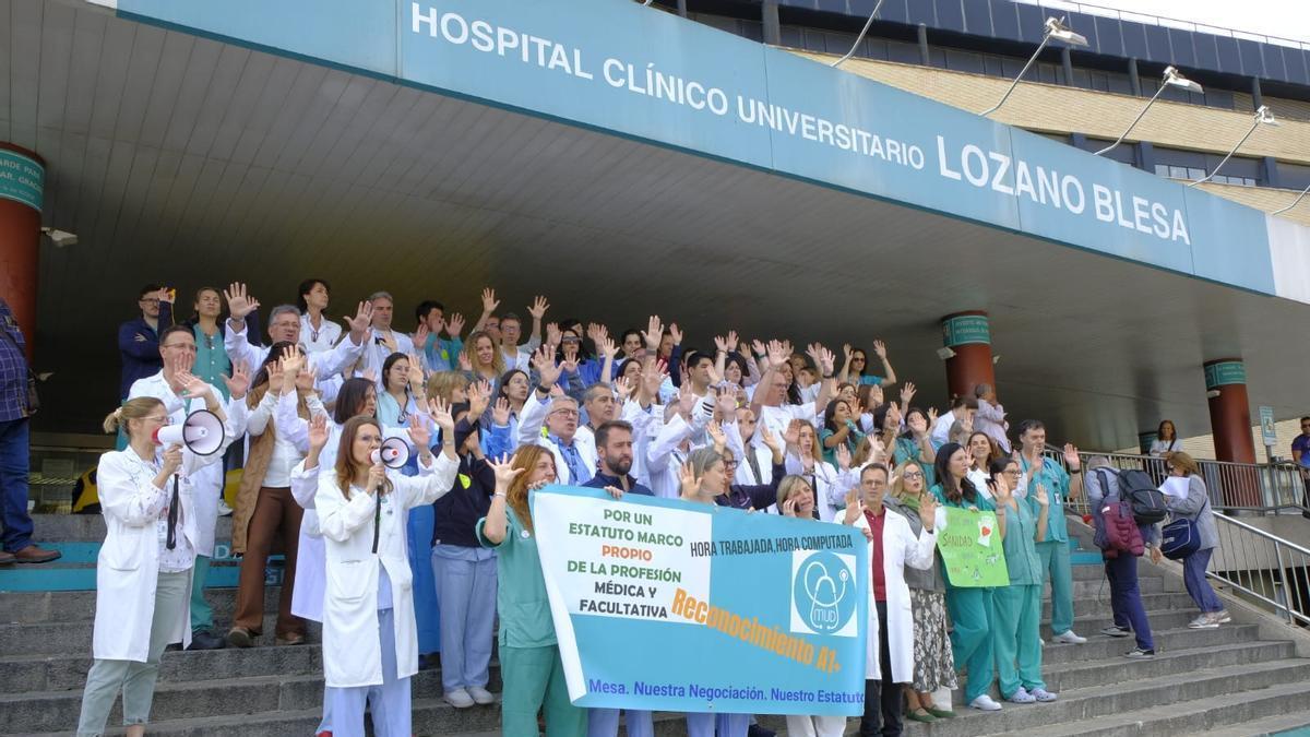 Concentración de los médicos en el hospital Clínico de Zaragoza durante la huelga.