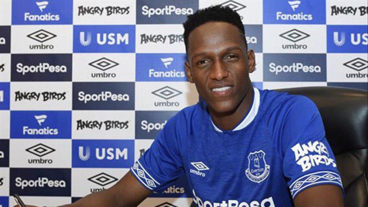 Yerry Mina aún no ha podido vestirse de corto con el Everton