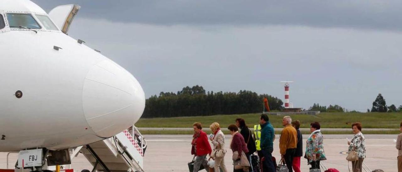 Un grupo de viajeros accede a un avión en Santiago del Monte.