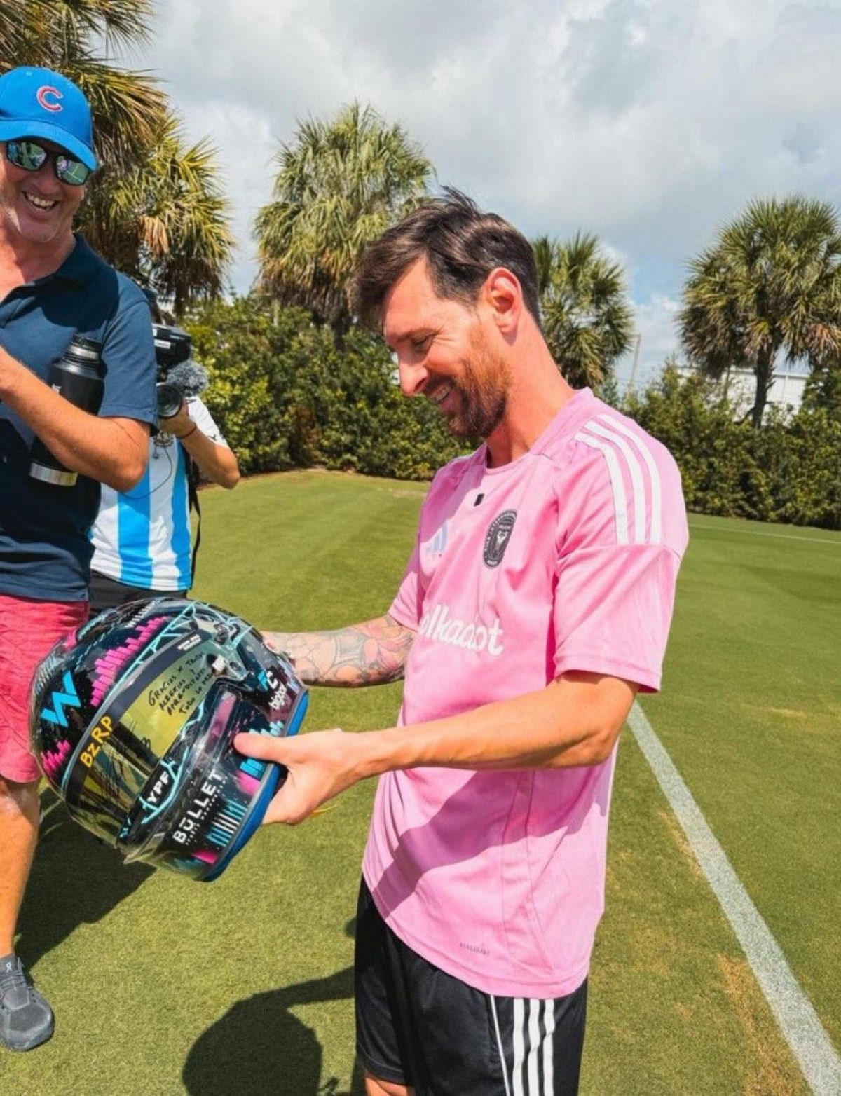 Colapinto regala su casco a Messi con dedicatoria: "Gracias por tantas alegrías"