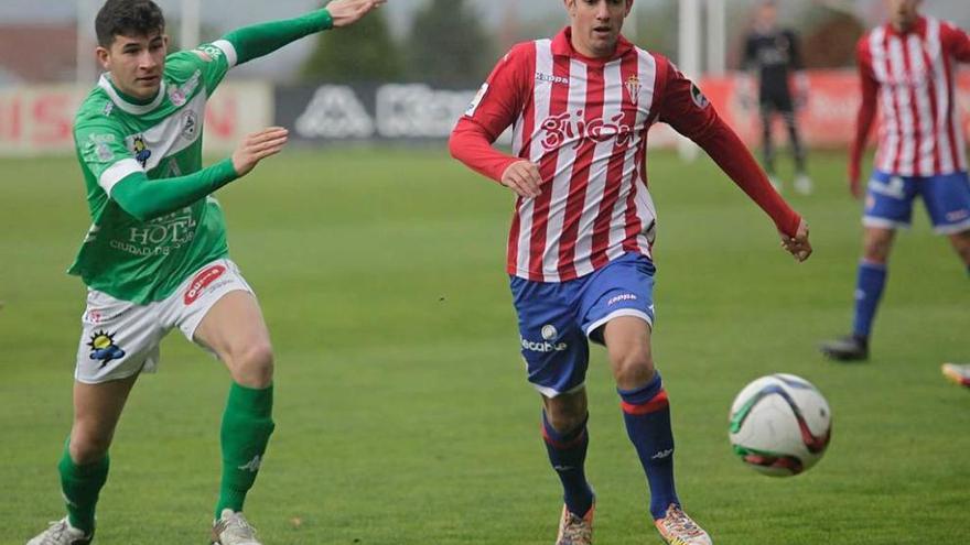 Dreyer intenta adelantarse a un jugador del Atlético Astorga.