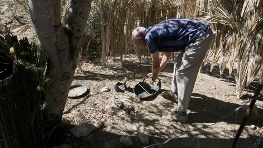 Comederos destrozados por todo el coto