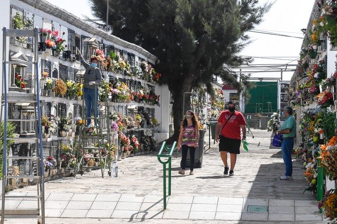 Cementerios de San Juan y San Gregorio antes del Día de Todos los Santos