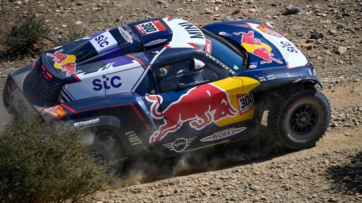 Mini s Spanish driver Carlos Sainz and co-driver Lucas Cruz compete during Stage 1 of the 2021 Dakar Rally between Jeddah and Bisha in Saudi Arabia  on January 3  2021  - during the prologue near the Saudi city of Jeddah  on the eve of the 2021 Dakar Rally  on January 2  2021 (Photo by FRANCK FIFE   AFP)