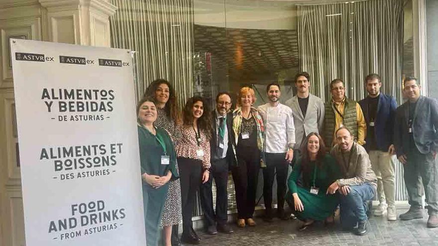 Los empresarios asturianos, con el cocinero Adrián Mancheno (en centro, con chaquetilla), posando en el Hispania, en Bruselas.