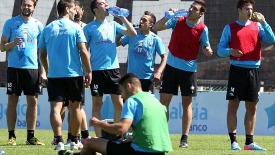 Los jugadores del Celta en un descanso en A Madroa. / R.G.