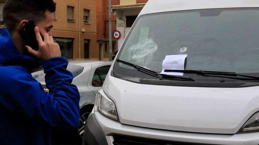 Detenido un veinteañero por destrozar las lunas de seis vehículos en La Vaguada