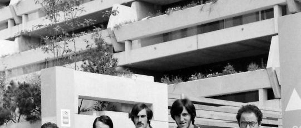 Naval, primero por la derecha en la fila inferior, y Sales, cuarto, en la Villa Olímpica en 1972. | LEVANTE-EMV